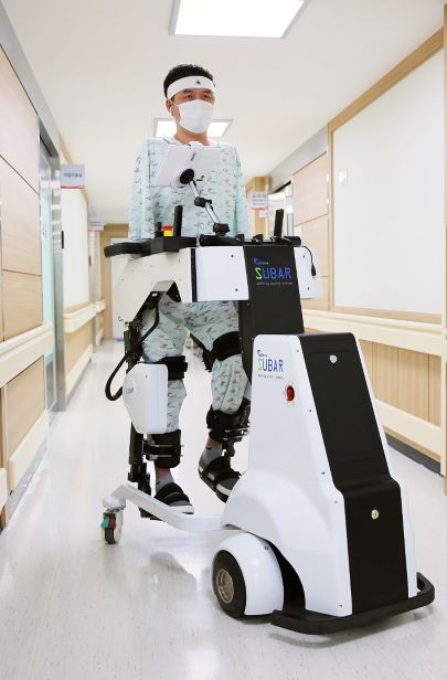 화상 환자가 웨어러블 로봇 ‘슈바’를 이용해 보행 재활치료를 시행하고 있는 모습