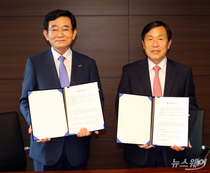 김내환 KCC글라스 대표이사(왼쪽)와 우종철 코리아오토글라스 대표이사가 합병 계약을 체결한 후 기념 촬영을 하고 있다. 사진=KCC 제공