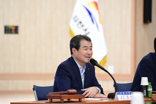 (사)김천시민프로축구단 법인 설립을 위한 발기인 대회 및 창립총회에 참석한 김충섭 김천시장(사진제공=김천시)