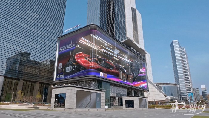 서울 삼성동 SM타운 외벽에 설치된 삼성 LED 사이니지를 통해 대중들에게 선보인 디스트릭트사의 디지털 미디어 콘텐츠. 사진=삼성전자 제공
