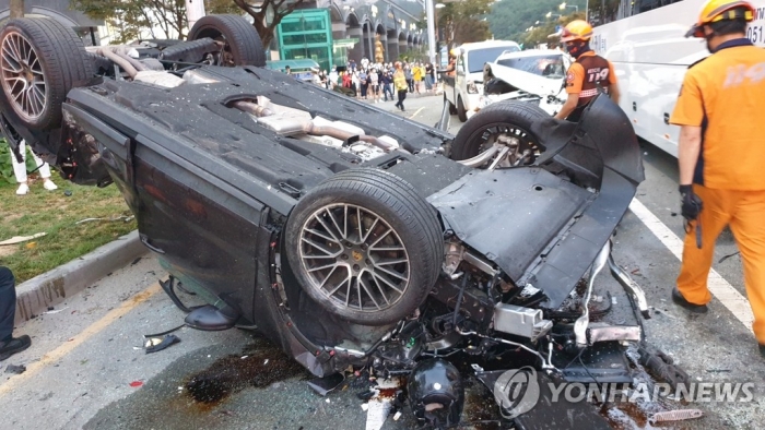 ‘해운대 7중추돌’ 포르쉐 운전자, 대마 흡입 확인. 사진=연합뉴스/소방본부제공 제공