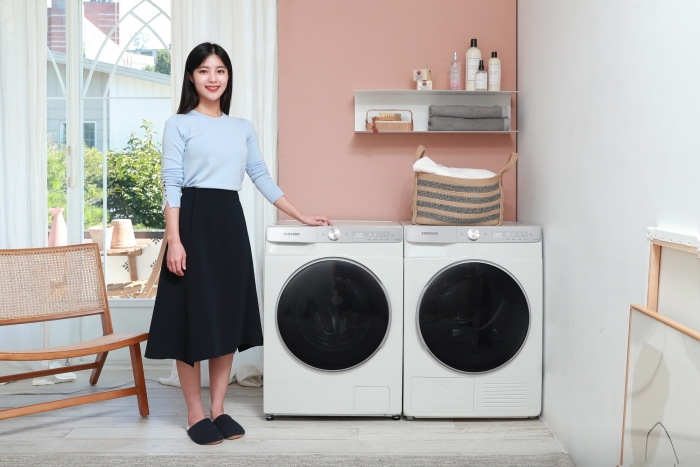 삼성전자 모델이 ‘그랑데 AI’ 10kg 세탁기·9kg 건조기 신제품을 소개하고 있다. 사진=삼성전자 제공
