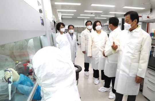 장현국 경기도의회 의장(앞 오른쪽)