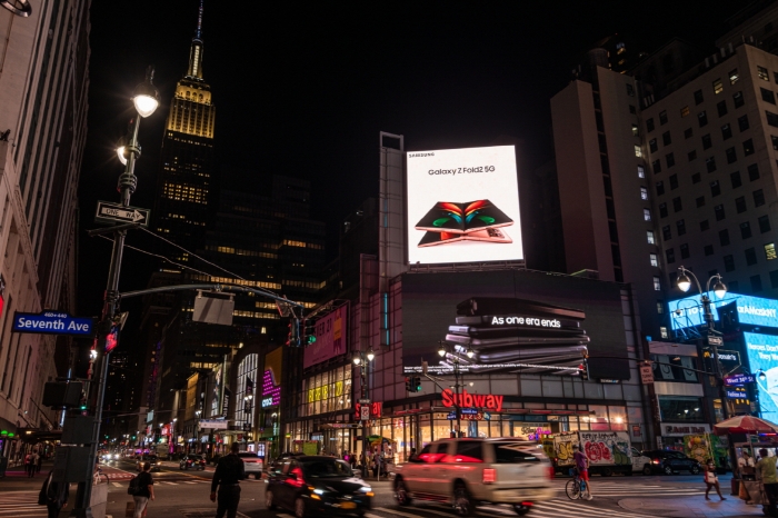 삼성 ‘갤럭시 Z 폴드2’의 미국 뉴욕 옥외 광고. 사진=삼성전자 제공