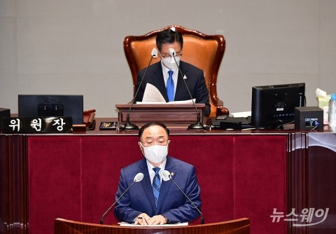 홍남기 “주식 양도세 기본공제 5000만원, 단계적 조정해야”