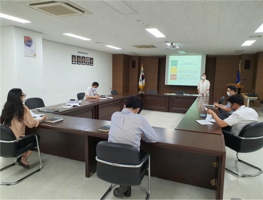 코로나19 방역지침을 준수한 가운데 한국어촌어항공단 본사 대회의실에서 직원들이 근로자지원프로그램(EAP)를 실시하는 모습.