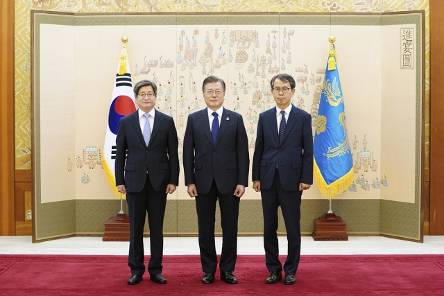 문재인 대통령, 이흥구 신임 대법관(오른쪽)에게 임명장을 수여. 왼쪽은 김명수 대법원장. 사진=청와대 제공
