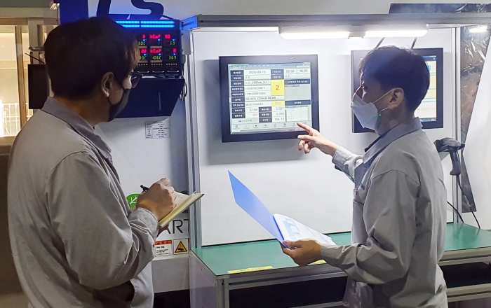 LG전자 1차 협력사 신성오토텍 직원들이 설비관제시스템을 점검하고 있다. 사진=LG전자 제공