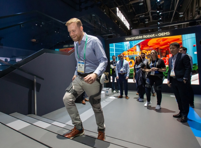 미국 라스베이거스에서 열린 세계 최대 전자 전시회 ‘CES 2020’에서 관람객이 삼성전자 웨어러블 보행 보조 로봇 ‘GEMS Hip’을 체험하는 모습. 사진=삼성전자 제공