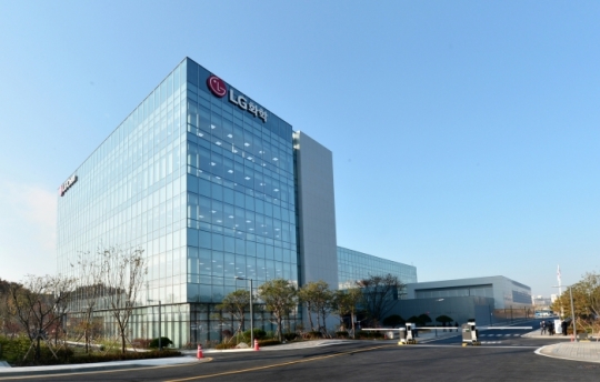LG화학, ‘배터리 물적분할’ 논란 지속···장 초반 4%대 급락