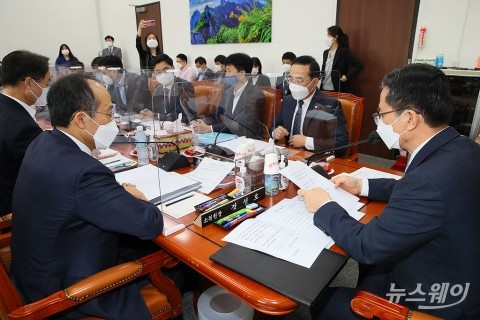 여야, 4차 추경 진통 끝에 ‘통신비 절충안’ 합의