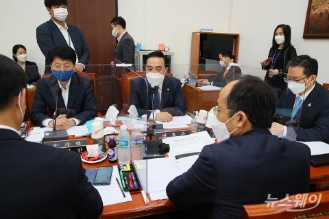 여야, 추경 처리 하루 남기고 ‘통신비 2만원’ 줄다리기