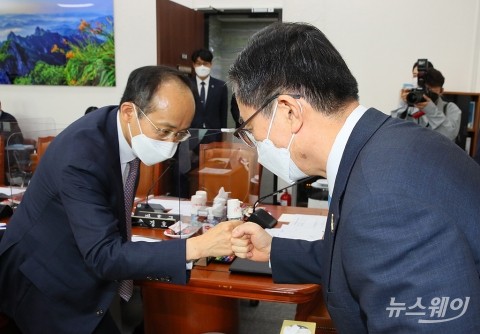 통신비 선별지급, 중학생까지 돌봄비 지원···독감 접종은 증액