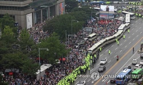 “국민 70.9%, 개천절 ‘드라이브 스루’ 집회 금지해야”