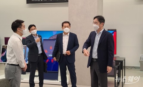 반도체 시장 격변···이재용 추석연휴 행보에 쏠린 눈