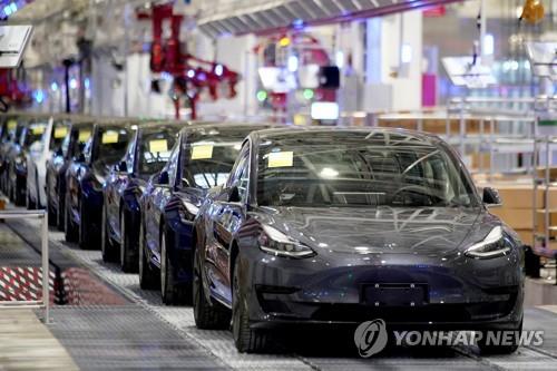 테슬라 중국 공장에서 출하되는 모델3 전기차. 사진=연합뉴스 제공