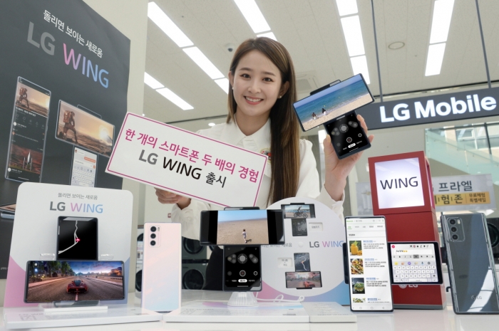 LG전자가 전략 스마트폰 ‘LG 윙(LG WING)’을 한국(6일)과 미국(15일) 시장에 출시한다. 모델이 LG 윙을 소개하고 있다. 사진=LG전자 제공