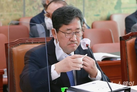 박양우 장관 “BTS 병역 특례 전향적 검토 필요”