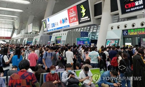 지난 1일부터 국경절 연휴가 이어진 가운데 중국 항저우의 기차역이 사람들로 북적이고 있다./사진=연합뉴스