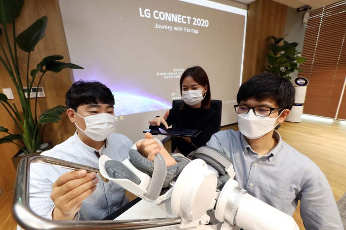 ‘LG 커넥트’에 참가한 ‘에이치로보틱스’ 관계자가 재활 보조용 로봇 수트를 시연하고 있다. 사진=LG 제공