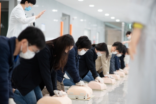 인천시설공단 김영분 이사장(왼쪽 세 번째)이 응급처치교육에 참여하고 있다.