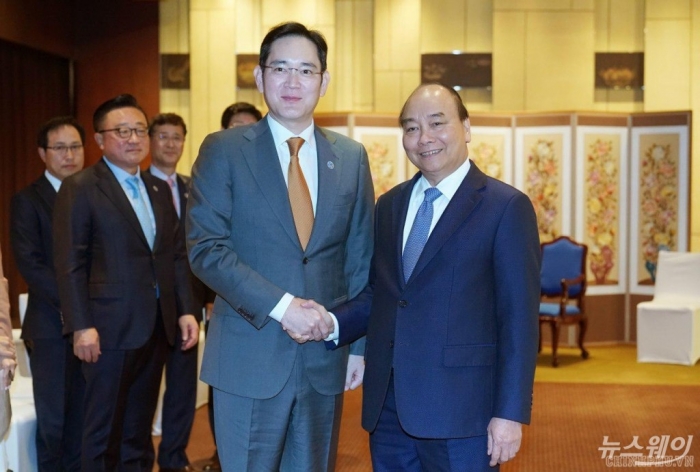 이재용 삼성전자 부회장이 지난해 11월 28일 응우옌 쑤언 푹 베트남 총리를 만나 악수를 하고 있다. 사진 출처=베트남정부 페이스북