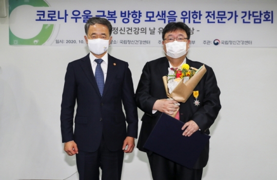박능후 보건복지부장관(왼쪽)과 국제성모병원 기선완 교수(오른쪽)