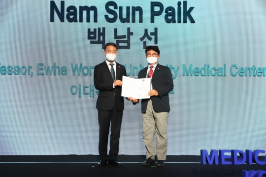 백남선 이화의료원 국제의료사업단장(사진 오른쪽)이 보건복지부 장관 표창을 수상하고 있다.