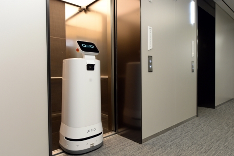 “더 똑똑해졌다” LG 클로이 서브봇, 승강기로 층간 이동