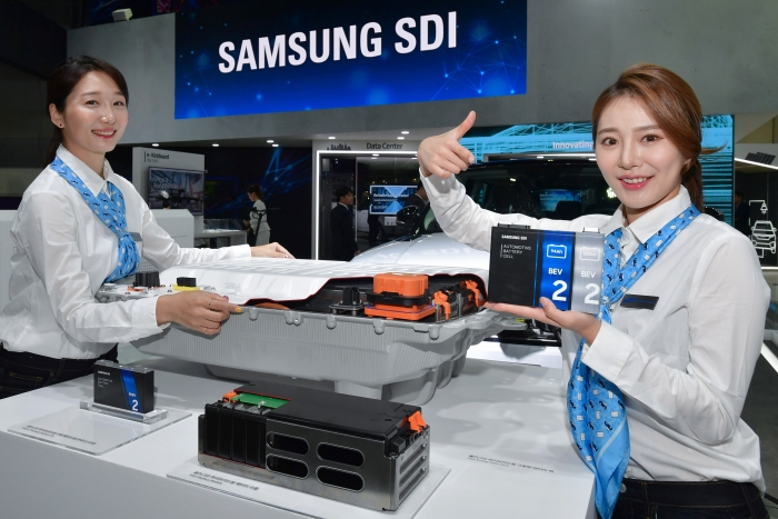 삼성SDI가 지난 해 참가한 ‘인터배터리 2019’ 전시회에서 배터리 셀과 모듈, 팩을 소개하고 있다. 사진=삼성SDI 제공