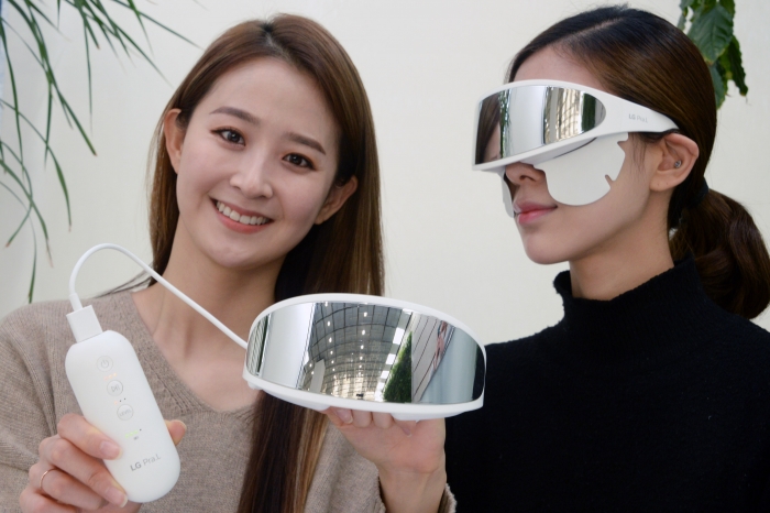 모델들이 LG전자가 새롭게 선보인 눈가 전용 뷰티기기 ‘LG 프라엘 아이케어’를 소개하고 있다. 사진=LG전자 제공