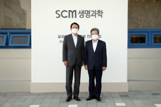 20일 이원재 인천경제청장이 이병건 SCM생명과학 대표와 기념촬영을 하고 있다.