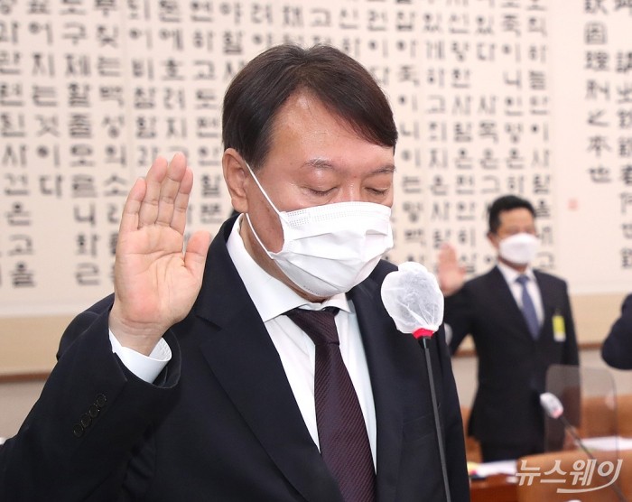 법제사법위원회 국정감사-대검찰청. 사진=이수길 기자 leo2004@newsway.co.kr 윤석열 검찰총장이 22일 서울 여의도 국회에서 열린 법제사법위원회의 대검찰청에 대한 국정감사에 출석해 선서를 하고 있다