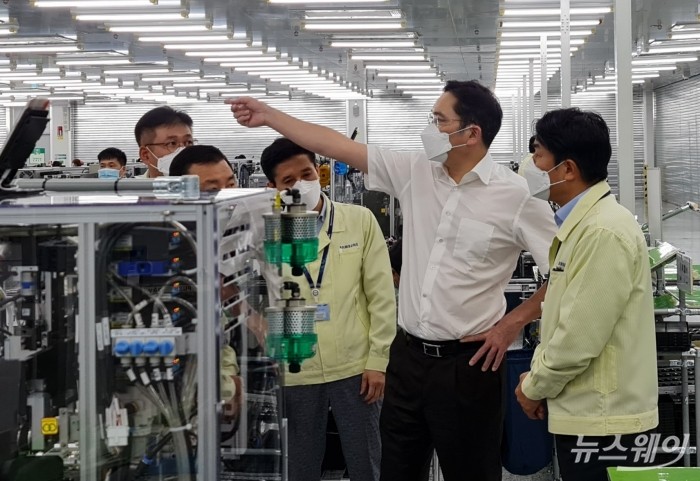 이재용 부회장이 20~21일 베트남 하노이 인근에 위치한 삼성 복합단지를 찾아 스마트폰 생산공장 등을 점검하는 모습. 사진=삼성전자 제공