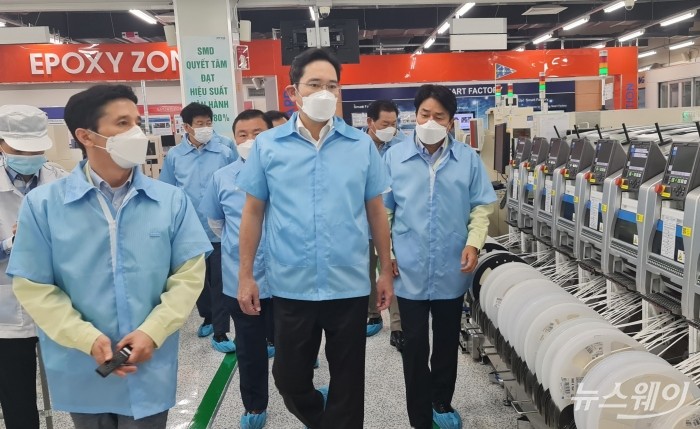이재용 부회장이 20~21일 베트남 하노이 인근에 위치한 삼성 복합단지를 찾아 스마트폰 생산공장 등을 점검하는 모습. 사진=삼성전자 제공