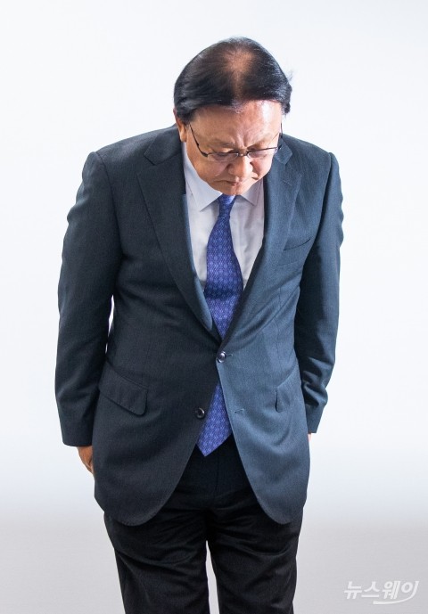고개 숙인 박근희 CJ대한통운 대표, ‘택배기사 보호책’ 현실성 지적도(종합)