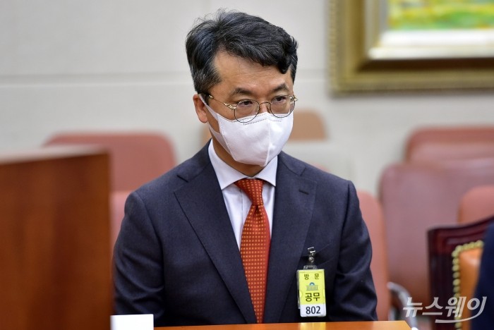 박현종 bhc 회장이 22일 국회에서 열린 정무위원회 국정감사에 증인으로 참석했다. 사진=이수길 기자