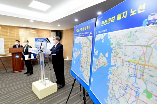 이정두 인천시 교통국장이 22일 시청 공감회의실에서 인천 시내버스 노선개편과 관련해 브리핑을 하고 있다.