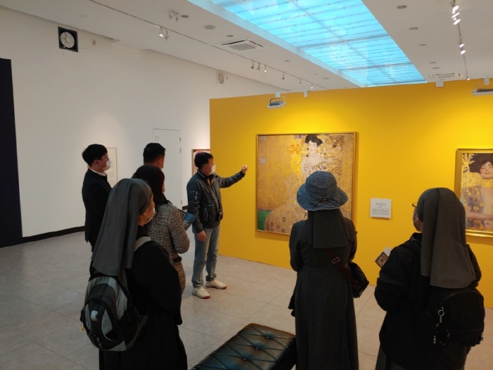 보성군립백민미술관이 개최하는 구스타프 클림트 특별전시회에 서 관람객들이 작품해설을 듣고 있다.