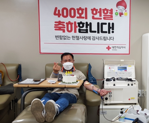 전주시, ‘헌혈왕’ 황옥 주무관 400번째 헌혈