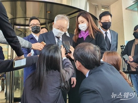 이건희 회장 빈소 이틀째···손경식·조원태·정용진·김황식 등 애도 행렬