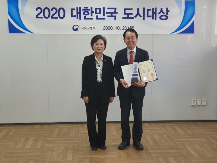 김종식 목포시장이 26일 ‘2020 대한민국 도시 대상’에서 종합부문 최우수상인 국무총리상을 수상하고 있다.