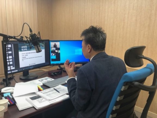 한국장애인고용공단은 23일 장애인의 공직진출 지원을 위해 ‘2020년 공무원(군무원) 합격전략 설명회’를 개최했다. 이번 설명회는 코로나19 확산을 예방하기 위해 온라인 화상회의로 진행됐다.