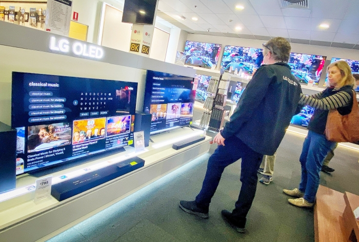 고객들이 호주 하버노만(Harvey Norman) 가전 매장에서 5년 연속 호주 최고 TV 브랜드로 선정된 LG전자의 올레드 TV를 체험하고 있는 모습. 사진=LG전자 제공