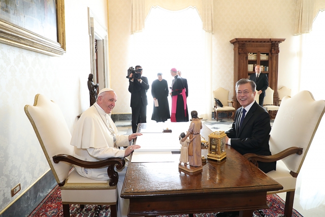 문 대통령, 지난 2018년 10월 교황 단독 예방. 사진=청와대