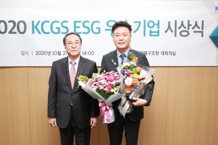 지난 27일 한국거래소에서 열린 2020 ESG 우수기업 시상식에서 강연중 CJ프레시웨이 상무(오른쪽)가 신진영 한국기업지배구조원 원장과 함께 수상 기념촬영을 하고 있다. 사진=CJ프레시웨이 제공