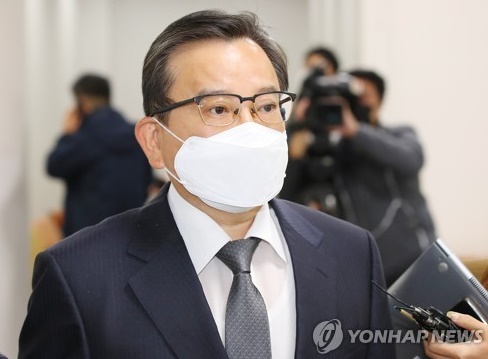 법무부 “김학의 출금 논란 부차적···장관 직권으로 가능”