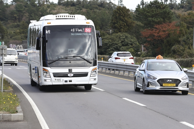 “사고·역주행 도로 상황 실시간 확인”···KT표 자율주행버스 타보니