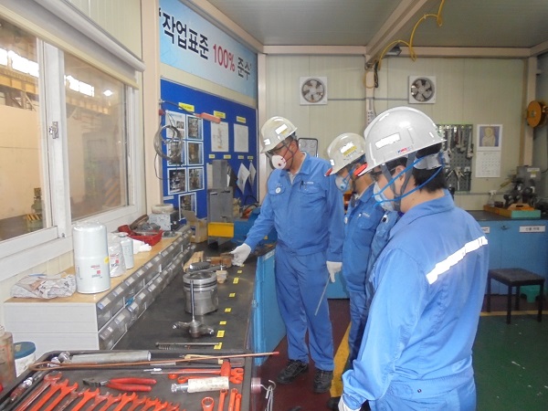 포스코 협력사인 코렘 직원들이 포항제철소 정비실에서 기관차 엔진정비 실습을 하고 있다. 사진=포스코 제공