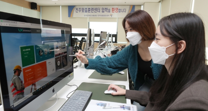 장애인 맞춤훈련 채용 프로그램에 참여한 관계자들이 30일 한국장애인고용공단 전주맞춤훈련센터에서 직업능력제고를 위한 수업을 받고 있다.